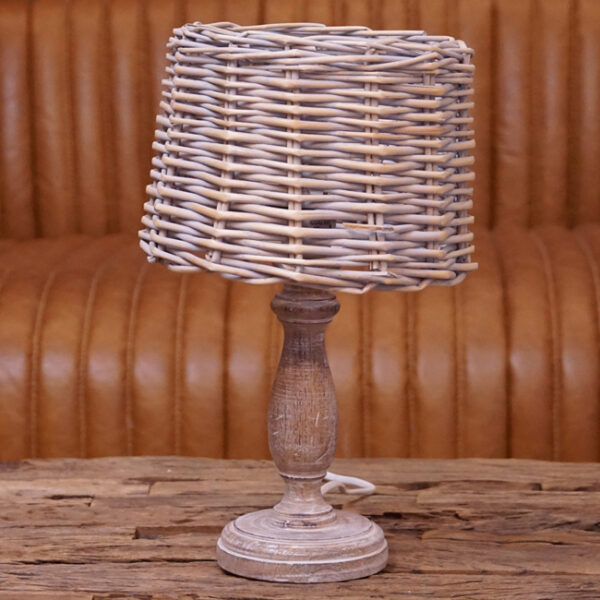 Tischlampe Amber mit Rattan Lampenschirm