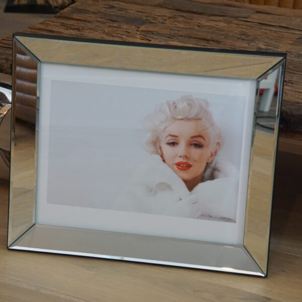 Marilyn Monroe im Mantel