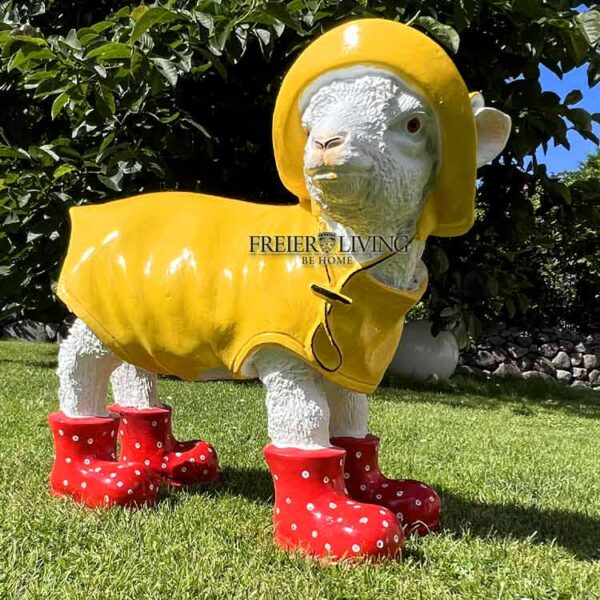 Lamm mit Regenmantel Friesennerz Figur gelb rot