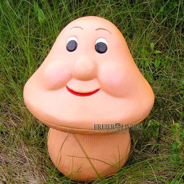 Lustiger Pilz mit Gesicht als Gartenfigur