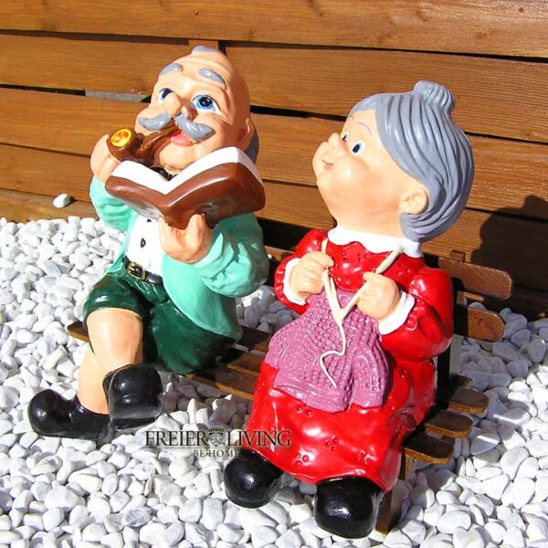 Oma und Opa auf Gartenbank